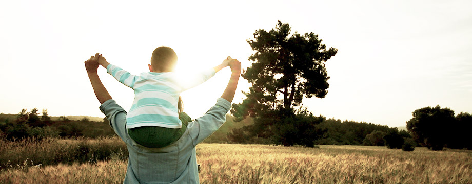 bilde av barn p skulder til mann