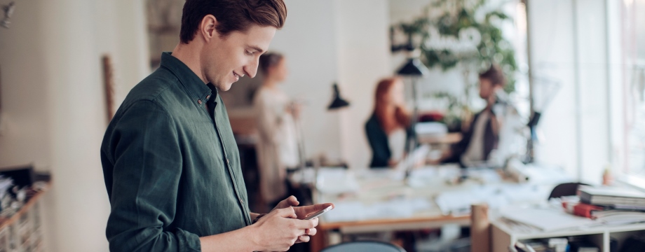 Mann ser p telefon