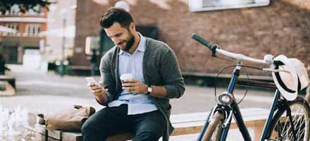 Mann ser p mobil, bilde