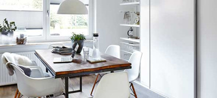 bilde av kjøkkenbord i en moderne leilighet 