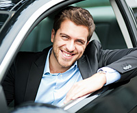 Bilde av fornyd mann i bil