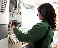 Bilde av dame med produksjonsutstyr