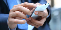 hnd som holder en mobil