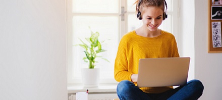 Bilde av en dame som bruker en datamaskin