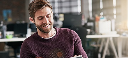 Smilende mann i rd genser