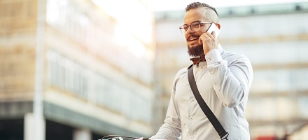 Mann som snakker i mobiltelefon