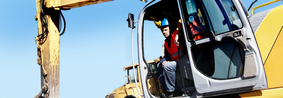 Bilde av mann i gravemaskin