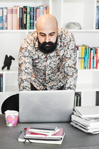 mann som leser p skjerm