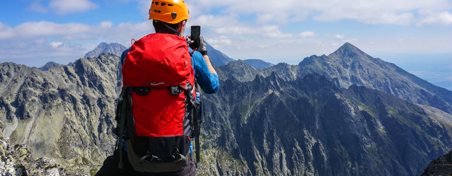 bilde av mann paa fjelltur
