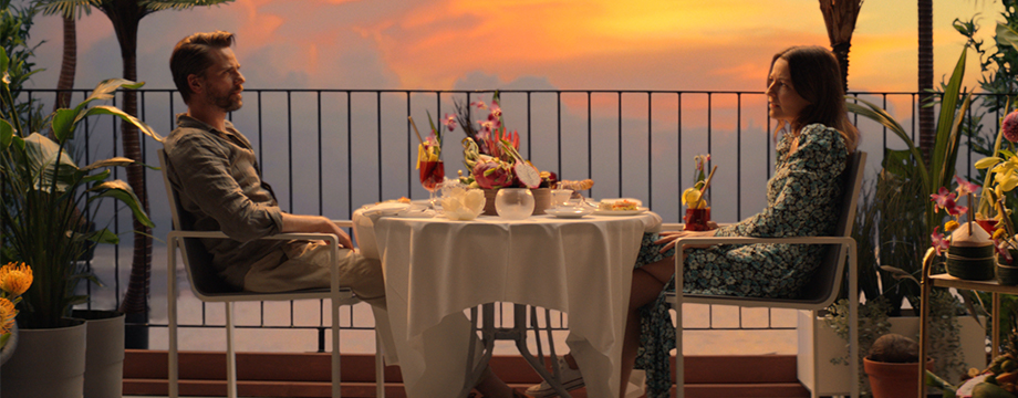 Mann og kvinne spiser p balkong i Spania