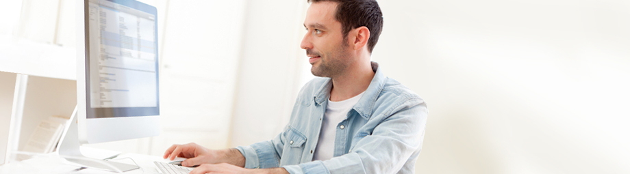 Illustrasjonsfoto mann foran pc