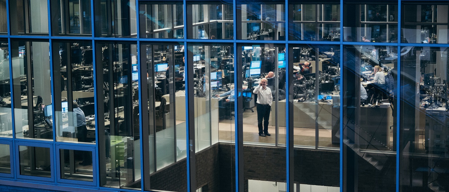 Meglerhallen i DNB sett utenfra og inn