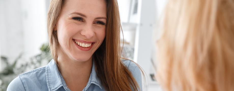 Dame i olaskjorte som smiler