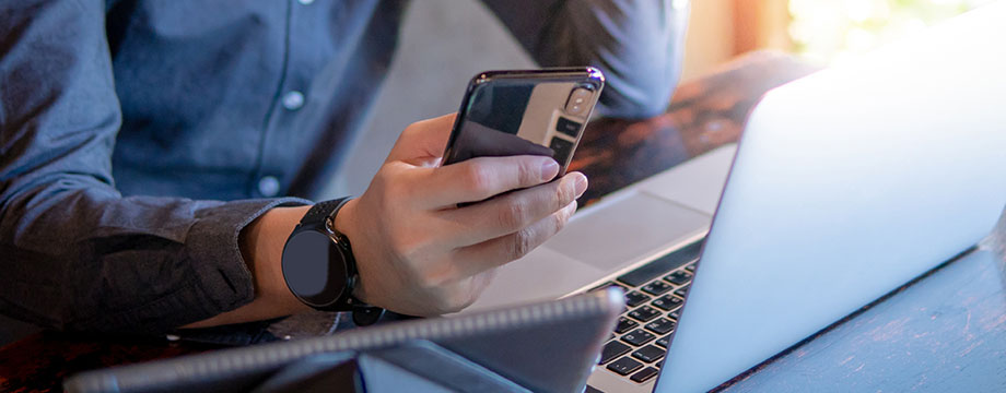 mann logger inn p pc med mobil