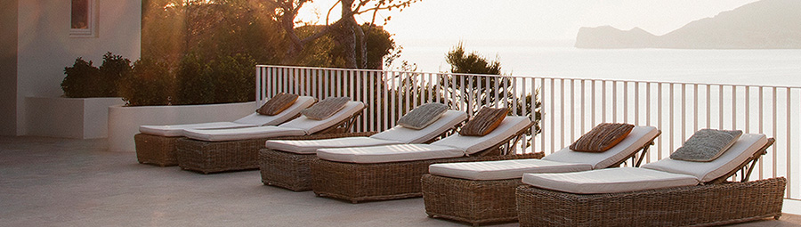 solstoler ved bassenget