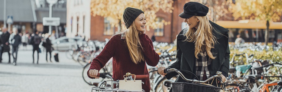 To venninner str med hver sin sykkel
